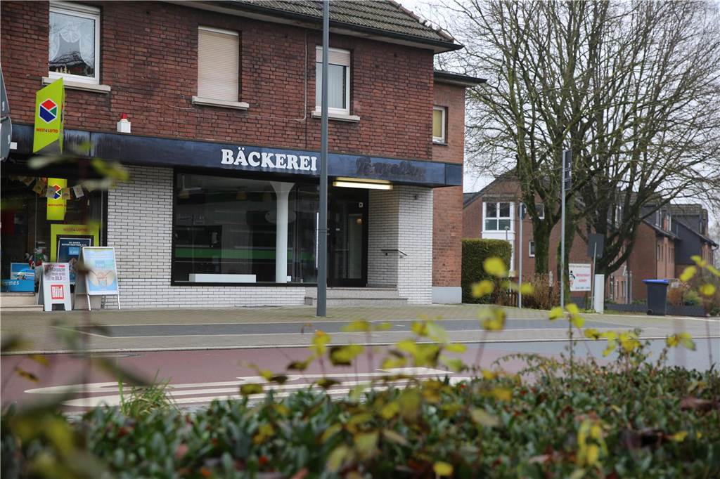 Sushi statt Brötchen in Grafenwald: Ukrainer eröffnen Restaurant „Midori“ Noch steht „Bäckerei“ über dem Ladenlokal. Zum Jahresanfang wollen die Betreiber die Außenwerbung und Inneneinrichtung fertig haben.