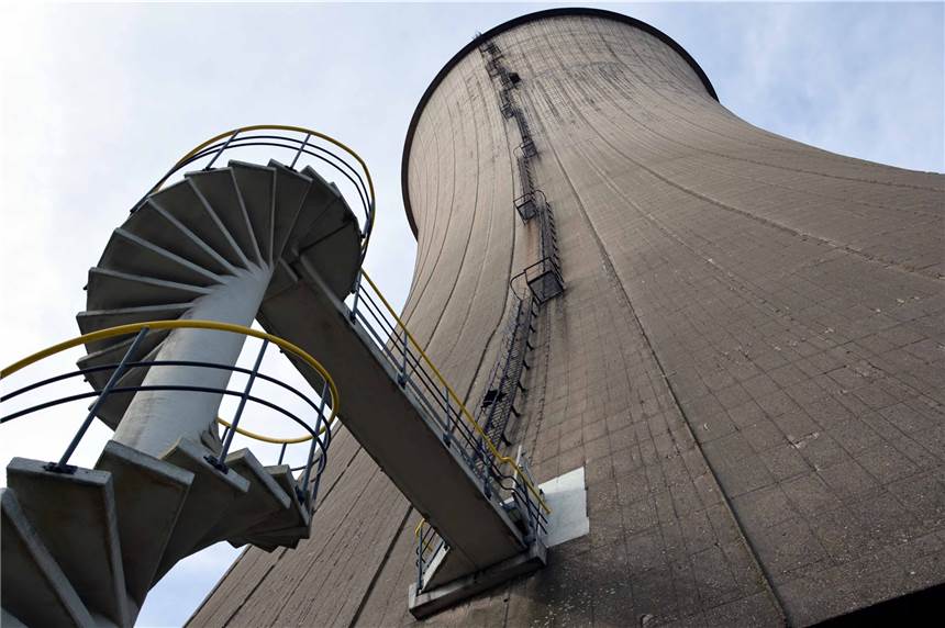 Das Unternehmen Segro entwickelt das Knepper-Gelände zum Gewerbe- und Logistikpark Noch steht der Kühlturm des Kraftwerks Knepper auf der Grenze zwischen Dortmund und Castrop-Rauxel. Bis Weihnachten 2018 soll die Landmarke gesprengt sein.