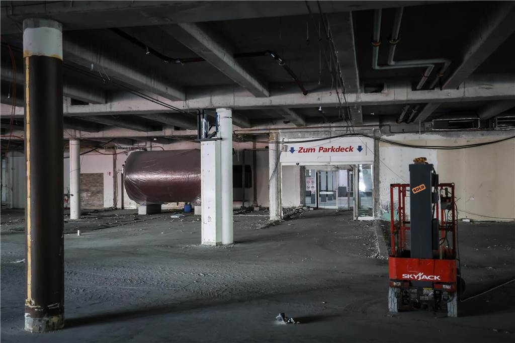 Noch steht der Zugang zum Parkdeck. Die Wände sollen im Rahmen der Arbeiten aber noch eingerissen werden. Unter anderem auf der Fläche des Parkdecks wird in Zukunft Rewe seine Filiale haben.