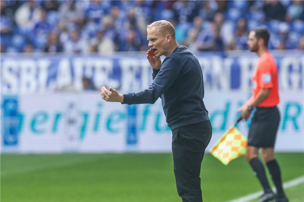 Schalke noch mit vier Auswärts- und drei Heimspielen 31.03.2024, Fussball, 1. Bundesliga, 27. Spieltag, Saison 2023/2024, FC Schalke 04 - Karlsruher SC, Cheftrainer Karel Geraerts (FC Schalke 04) Foto: Tim Rehbein/RHR-FOTO