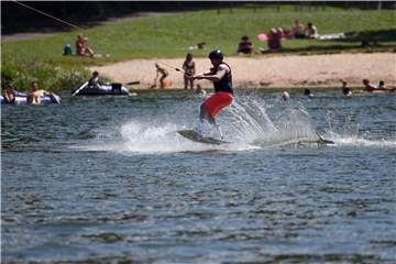Noch steht in den Sternen, ob auf dem Horstmarer See in Zukunft Wasserski - wie im Kirchheimer Seepark (Foto) - gefahren werden kann oder nicht.