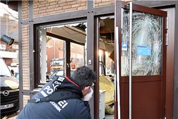 Noch Stunden nach den beiden Explosionen in der SB-Bankfiliale in Deuten sicherte die Kripo Spuren. Der Tatort war weiträumig abgesperrt.