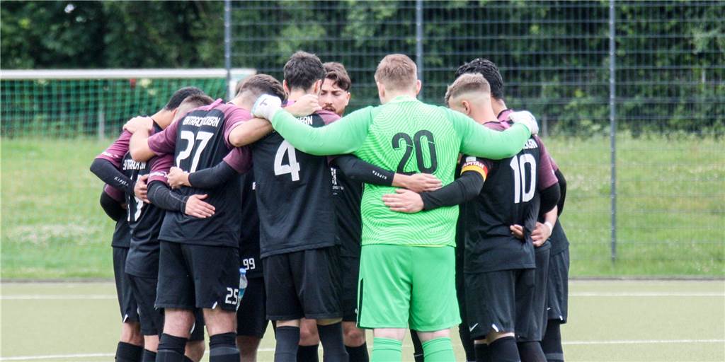 Eintracht Ickern: Neuer Torhüter spielte schon bei Schalke und dem BVB – unter anderem Namen Noch über das letzte Saisonspiel beim BV Herne-Süd (Foto) hinaus musste Eintracht Ickern um den Klassenverbleib zittern. Torhüter Tristan Bialuschewski (Rückennummer 20) gehört nicht mehr zum Kader.