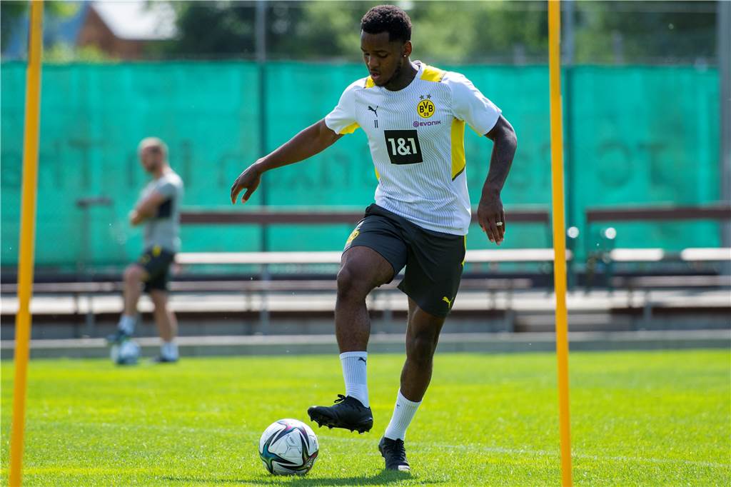 BVB-Neuzugang Braaf exklusiv: „Menschen, die das behaupten, kennen mich nicht wirklich“ Jayden Braaf trainiert mit dem Ball am Fuß.