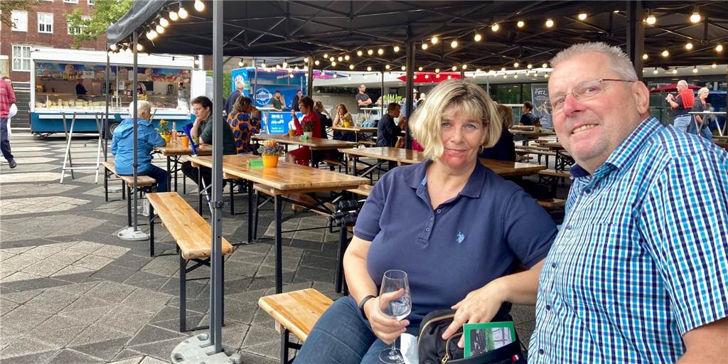 Neuer Feierabend-Markt hat Erfolg: Besucher wollten gar nicht mehr nach Hause Noch viel Platz war auf dem Feierabend-Markt als Petra und Burkhard Stoll das erste Glas Wein genossen. Im Laufe des Abends wurde es richtig voll.