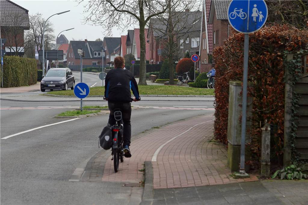 Immer mehr Pedelecunfälle: Statistik zeigt wachsendes Problem Noch vor dem Umbau der Kreisverkehre mussten Radfahrer auch einer separaten Spur fahren.