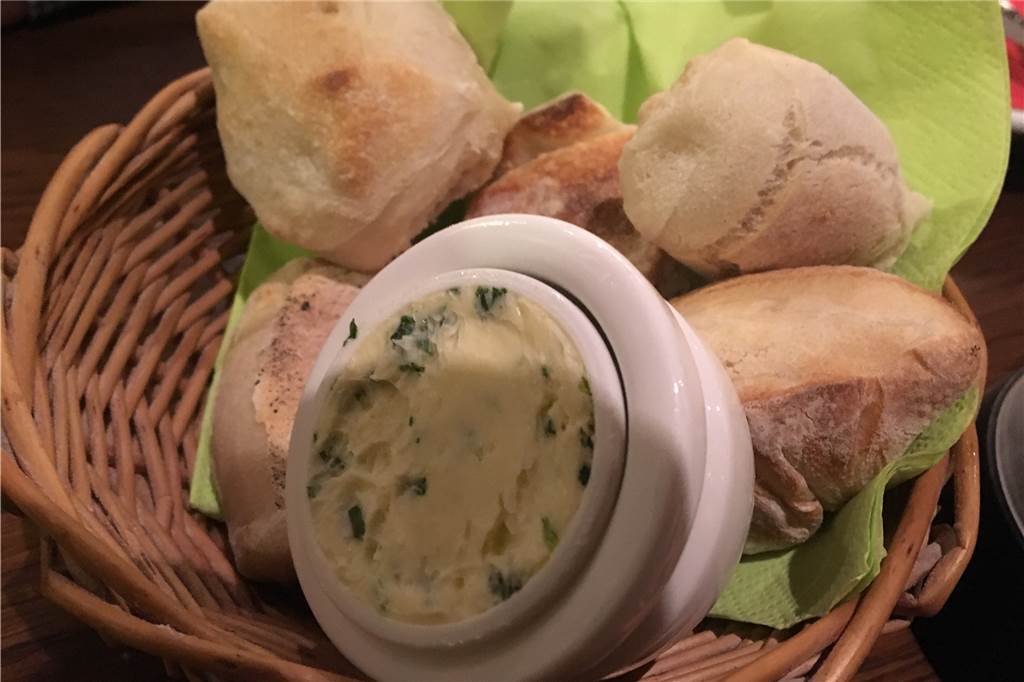 Noch vor der Vorspeise gab es Pizzabrötchen: Die waren noch warm.