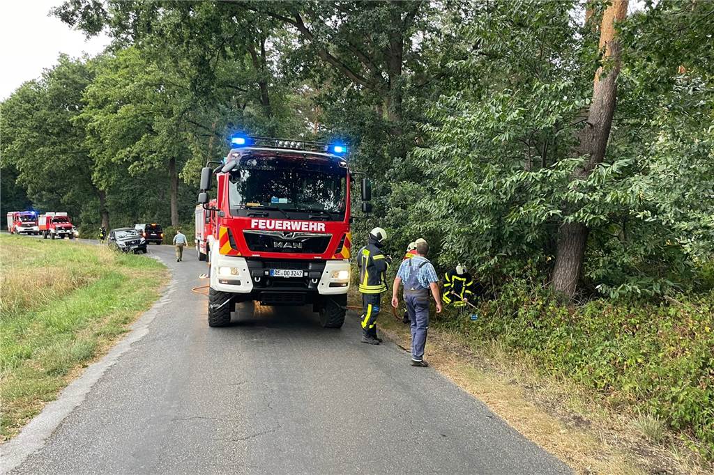 Brandserie in Dorsten: In Lembeck verhindern Anwohner Schlimmeres Noch vor Eintreffen der Feuerwehr hatten Anwohner den Brand am Bakeler Weg in Lembeck eingedämmt.
