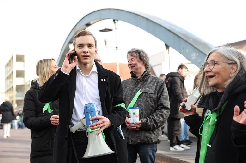 Gian Luca Fusillo am Telefon mit Megafon in der Hand. Hinter ihm die Lippebrücke in Lünen.