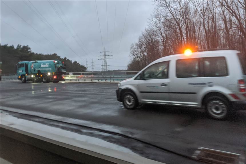 A52-Baustelle kurz vor der Halbzeit – fast freie Fahrt ab Weihnachten Noch vor Weihnachten soll die Fahrbahnsanierung auf der nördlichen Seite (Fahrtrichtung Gelsenkirchen) abgeschlossen sein. Nur die Nässe könnte noch zum Problem werden.