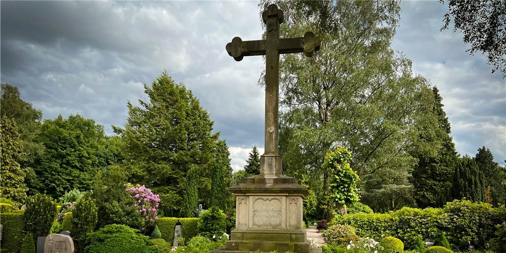 Polizei äußert sich zu massivem Metalldiebstahl auf Dorstener Friedhof Am großen Kreuz auf dem Friedhof an der Gladbecker Straße in Dorsten hing bis vor wenigen Tagen eine bronzene Jesus-Figur. Sie ist gestohlen worden.