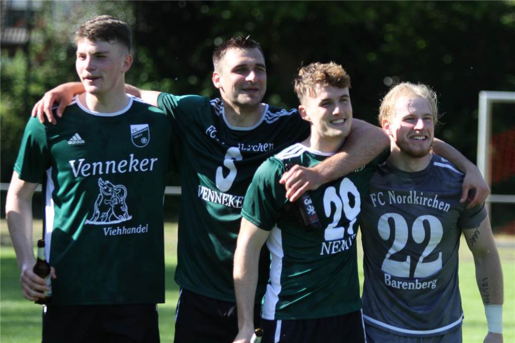 Yannick Barenberg verlässt FC Nordkirchen: „Für meine Entwicklung ist es das Beste“ Yannick Barenberg wird von einem Mitspieler umarmt.