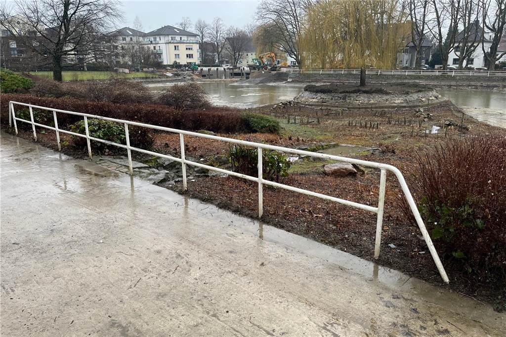 Auf der Zielgeraden: Wie der Stadtgarten sich 2023 verändern wird Noch wird der Gondelteich nur vom Regenwasser aufgefüllt, aber bald soll er wieder komplett volllaufen.