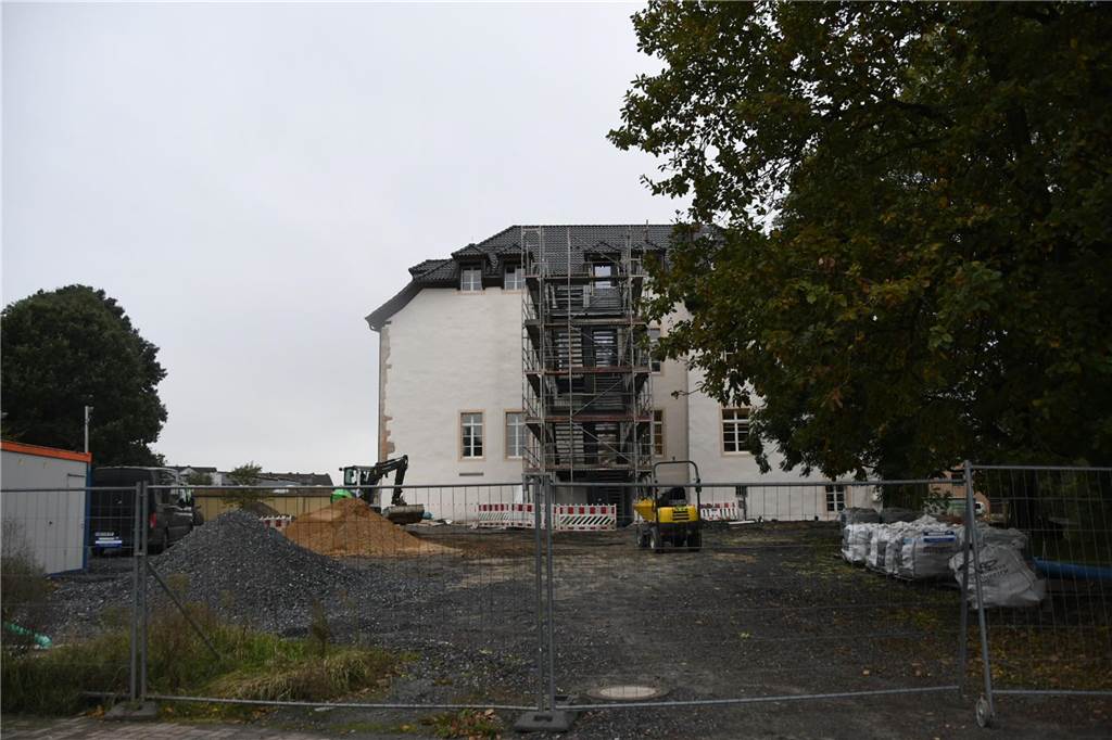 Umbau der Burg Botzlar zum Bürgerzentrum: Erste Veranstaltungen laufen bald Noch wird rund um die Burg Botzlar gebaut. Das Ende des Umbaus zum Bürgerzentrum nähert sich.