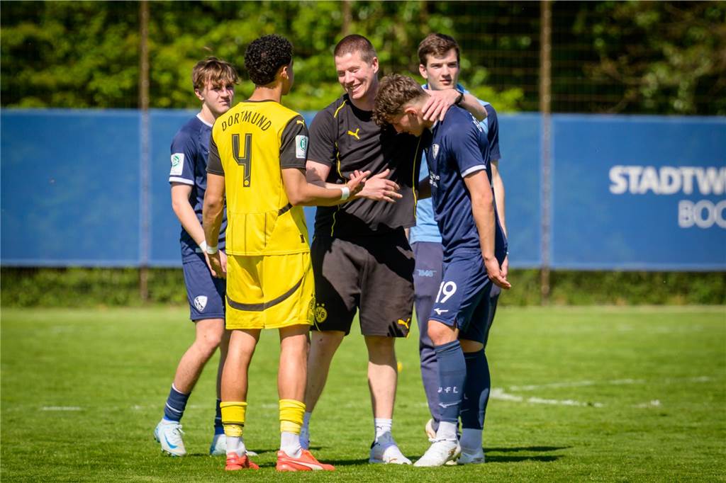 Exklusiv! Tullberg spricht erstmals über neuen BVB-Job: „Habe auf mein Bauchgefühl gehört“ Mike Tullberg spricht auf dem Platz mit zwei Spielern.