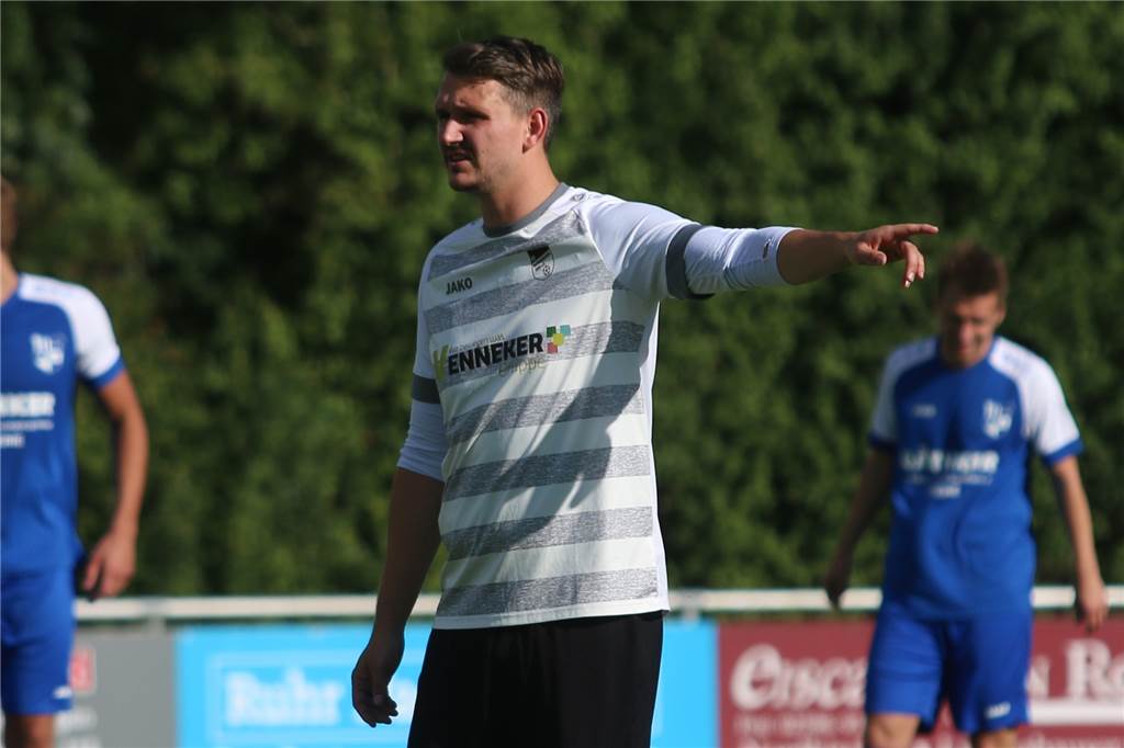 Spieler des FC Nordkirchen hört zu „99,99 Prozent“ auf: Ex-Herberner greift aber nochmal an Noch zeigt Joachim Mrowiec den jungen Spielern beim FC Nordkirchen, wo es lang geht. Ab Sommer will der Stürmer nur noch in Ausnahmefällen beim Landesligisten aushelfen.