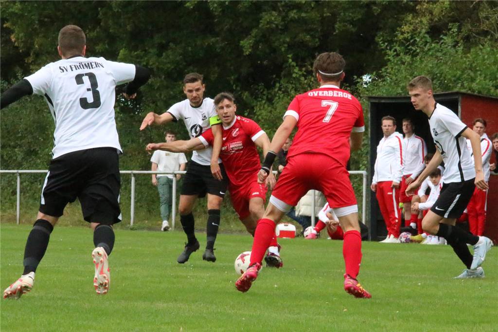 FC Overberge setzt Spitzenteams unter Druck : Sieg gegen SV Frömern - trotz Roter Karte Noel Klein setzt sich hier gegen Frömerns Spielführer Marcel Rose durch und spielt seinen Teamkollegen Sven Steffen (Nr. 7) an.