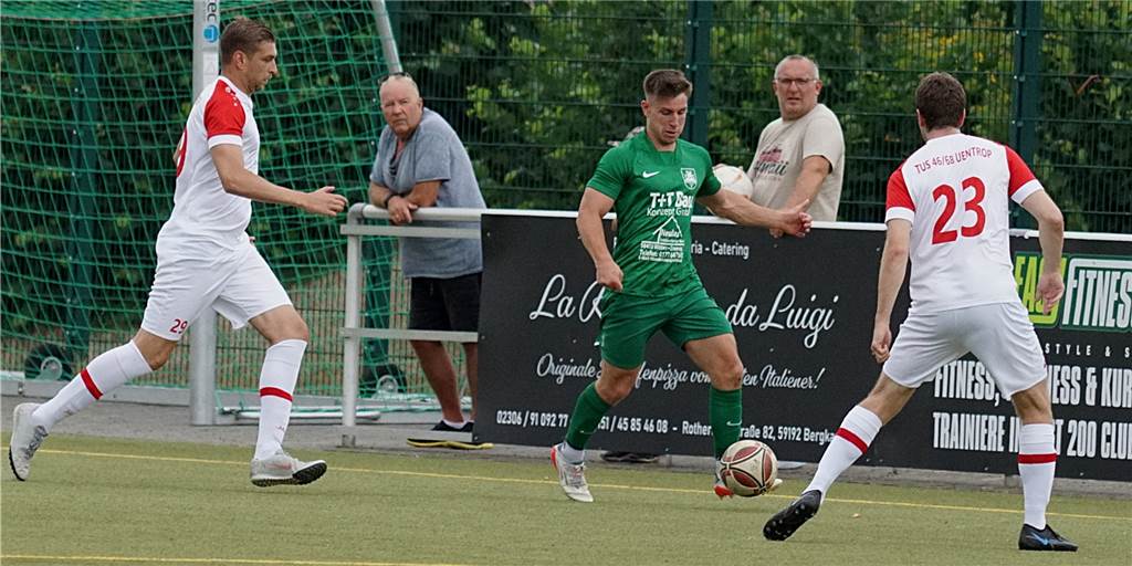 Coach Dereli verteilt Lob: SuS Oberaden feiert den Erstrunden-Sieg Noel-Martin Klein (Mitte) und der SuS Oberaden besiegten den TuS Uenrop in der ersten Pokalrunde.