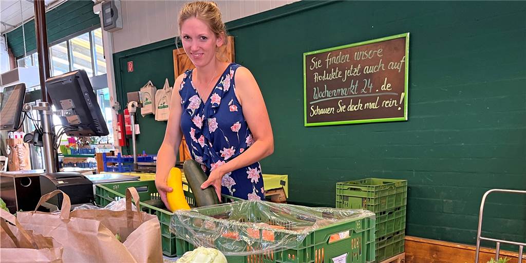 Neuer Lieferdienst trifft Nerv in Haltern: „Von Monat zu Monat steigen die Verkäufe“ Noel Schulte verpackt Gemüse in Kisten.