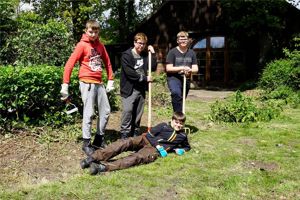 Eine Woche Verzicht: Kein Müll, keine Medien – und Profilschüler, die richtig mit anpacken Noel Sondermann, Nico Putzier, Henrik Büscher und Fabien Hanke krempelten dieÄrmel hoch und befreiten einen verwilderten Garten von Unkraut.