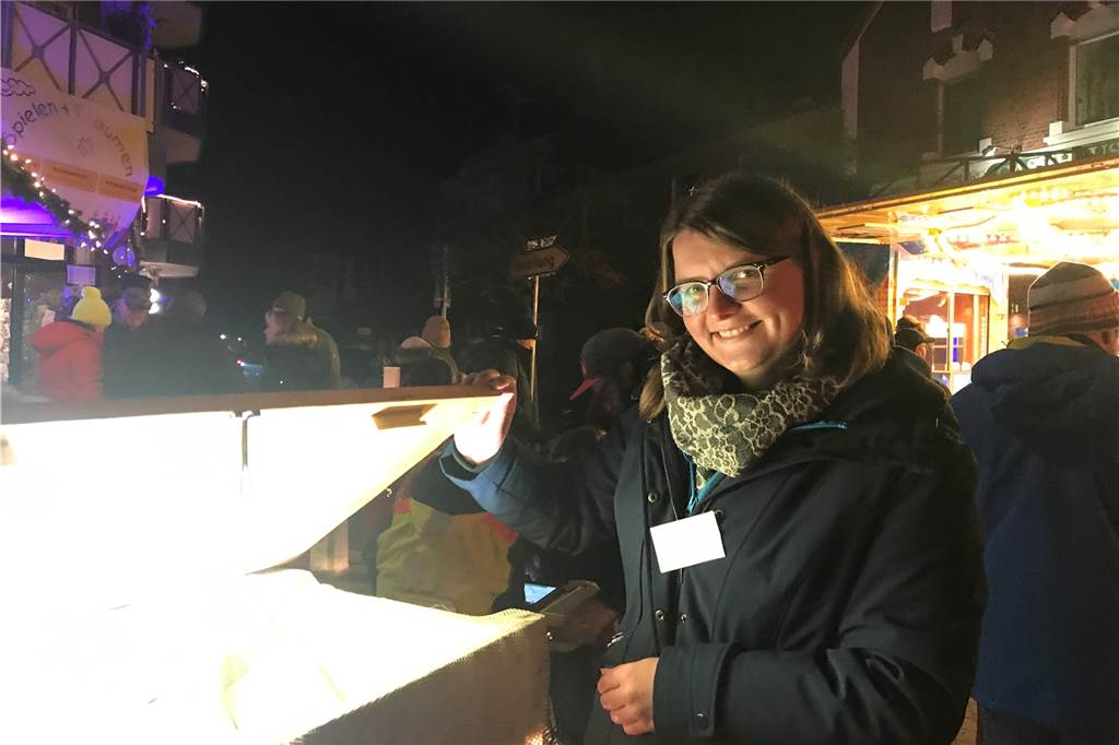 Adventsmarkt in Selm: Wie weit kommen zwei Erwachsene mit 20 Euro? Noemi Sandmann hat das Escape-Spiel für den Selmer Adventsmarkt erfunden. Es bietet Unterhaltung für die ganze Familie. Und am Ende darf man in die Schatztruhe greifen.