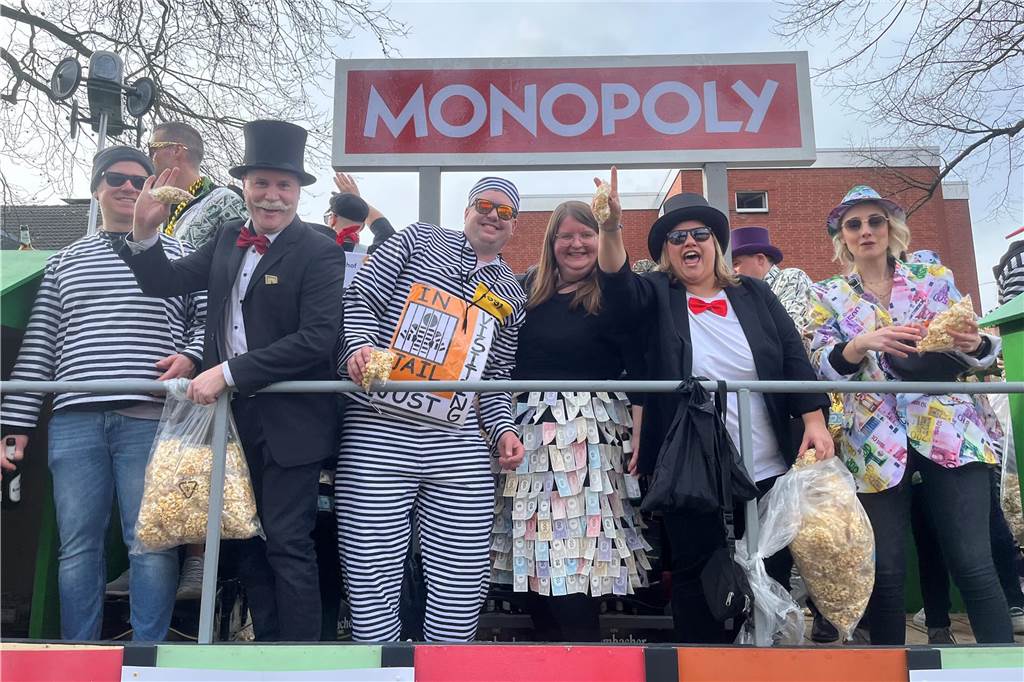Unzählige Jecken beim Karnevalsumzug: Kreative Kostüme, gute Laune und bestes Wetter Noemi Sandmann vom Geschäft "Spielen & Träumen" mittendrin auf dem Monopoly-Wagen: Geld flog hier nicht, aber dafür leckeres Popcorn.