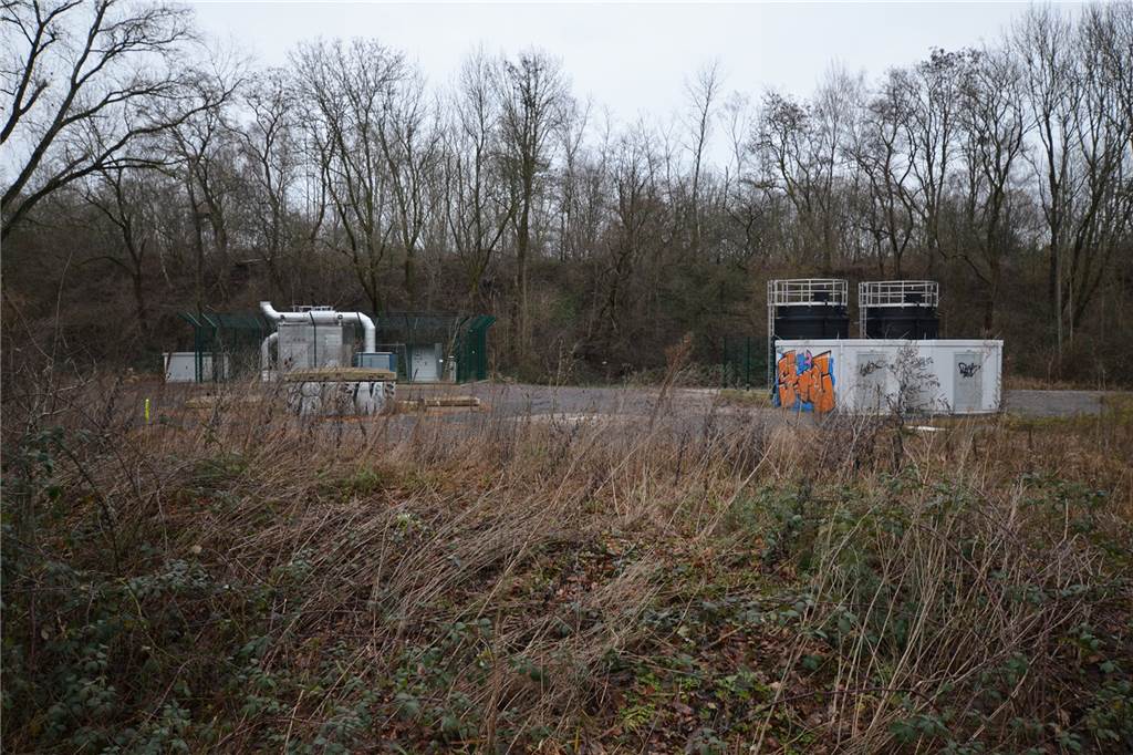 Die Emscher wird blau: Bäche und Gräben im Nordwesten führen klares Wasser Nördlich der Ellinghauser Straße, unterhalb der ehemaligen Zechenbahn-Trasse beginnt unter der Erde der Abwasserkanal Emscher.