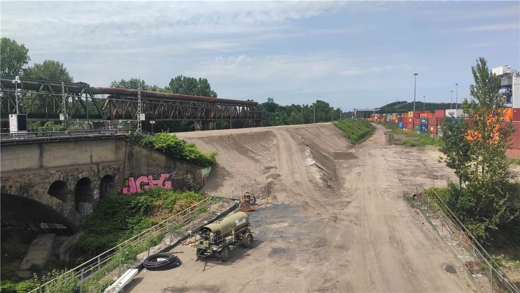 Behinderungen im Bahnverkehr: Baustelle wurde nicht rechtzeitig fertig Neuer Bahndamm in Huckarde Nord zwischen Hansa-Brückenzug und Container-Terminal.