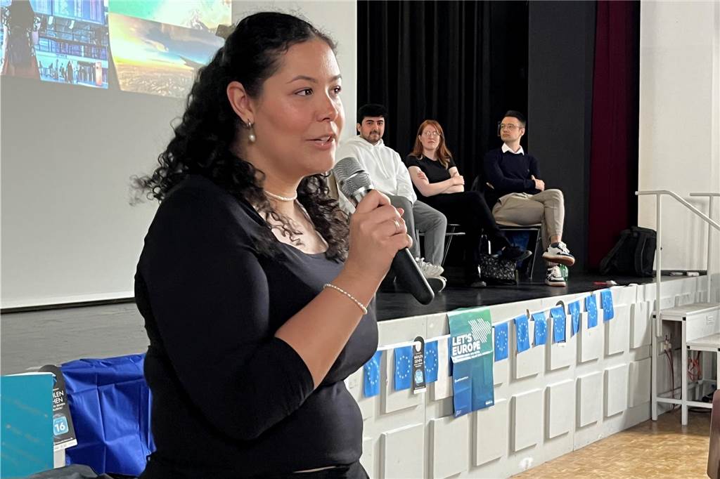 Drei Parteien, ein Raum voller Schüler und eine große Aufgabe Nora Chouiqa hat die Veranstaltung in der Aula des ASG moderiert.