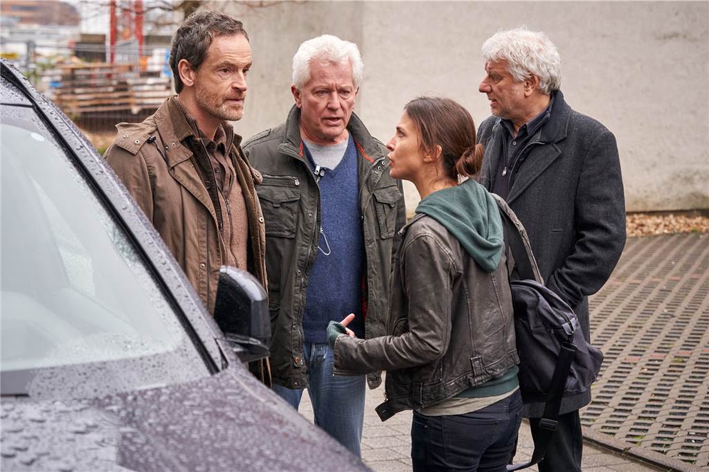 Nora Dalay (Aylin Tezel) geht ein hohes persönliches Risiko ein und steht unter Druck bei den Ermittlungen mit Peter Faber (Jörg Hartmann, l.), Ivo Batic (Miroslav Nemec, 2.v.l.) und Franz Leitmayr (Udo Wachtveitl).