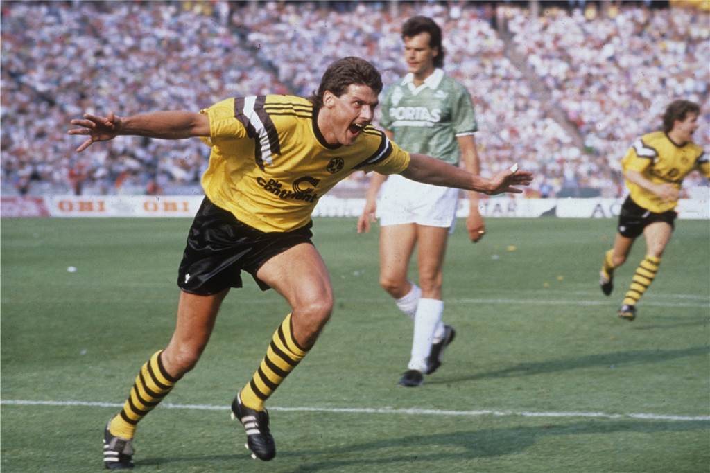 Mitarbeiter, Vereinsheld, Fan: Norbert Dickel feiert sein Jubiläum als BVB-Stadionsprecher Norbert Dickel im Pokalfinale von Berlin 1989. Der Mittelstürmer erzielte zwei Treffer zum 4:1-Triumph seiner Borussia gegen Werder Bremen.