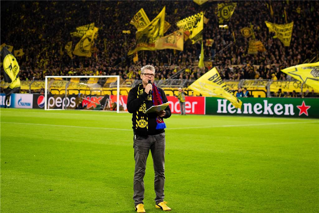 Mitarbeiter, Vereinsheld, Fan: Norbert Dickel feiert sein Jubiläum als BVB-Stadionsprecher Norbert Dickel wie man ihn kennt - vor dem Champions-League-Hinspiel gegen den FC Barcelona vor der Südtribüne.
