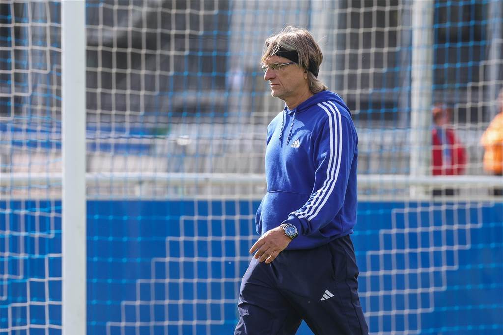 Öffentliches Training auf Schalke am Montag: Brisanter Klassiker Norbert Elgert freut sich auf den Klassiker in Dortmund.