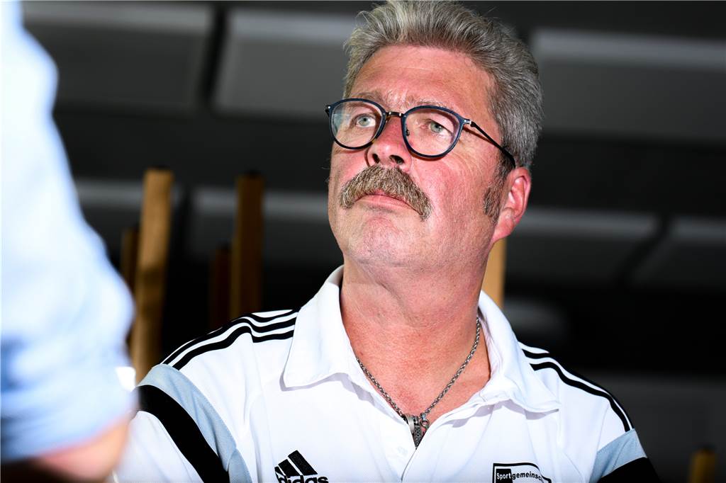 „Total übertrieben“: Mario Plechaty hält Berater im Amateurfußball für überflüssig Norbert Hanning wäre skeptisch, wenn ein Spieler mit Berater bei ihm aufkreuzt.