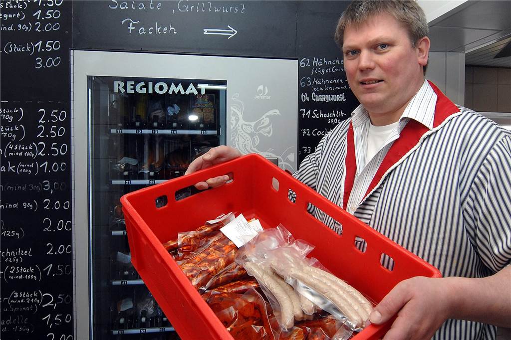 Erfinder des Grillfleischautomaten schließt seine Schermbecker Fleischerei Norbert Hegemann mit seinem Grillfleischautomat im Jahr 2013. Die Erfindung war ein riesiger Erfolg. Bis 2016 betrieb er bis zu zehn Automaten gleichzeitig.