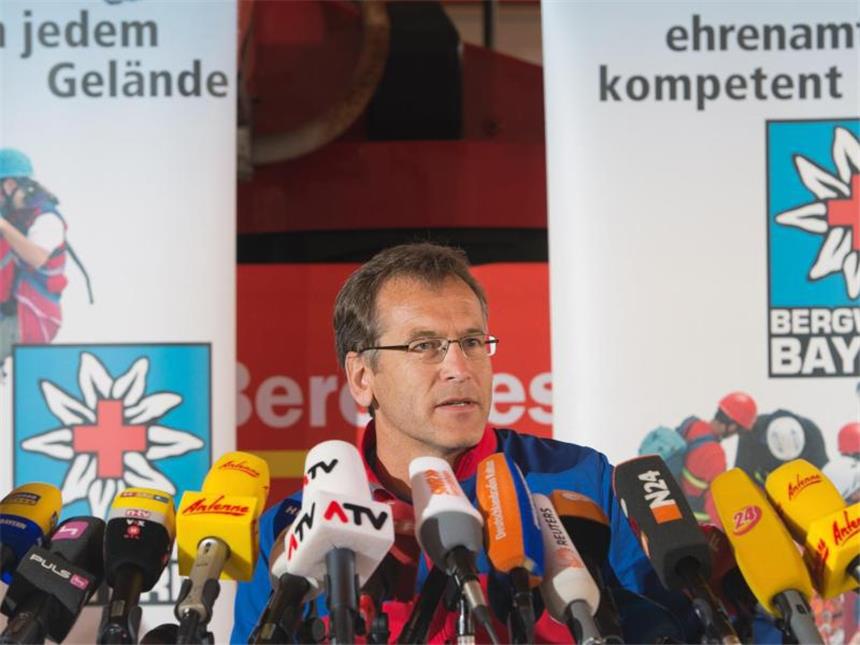 Verletzter Höhlenforscher nach elf Tagen gerettet Norbert Heiland von der Bergwacht Bayern dankt auf einer Pressekonferenz allen Beteiligten. Foto: Peter Kneffel