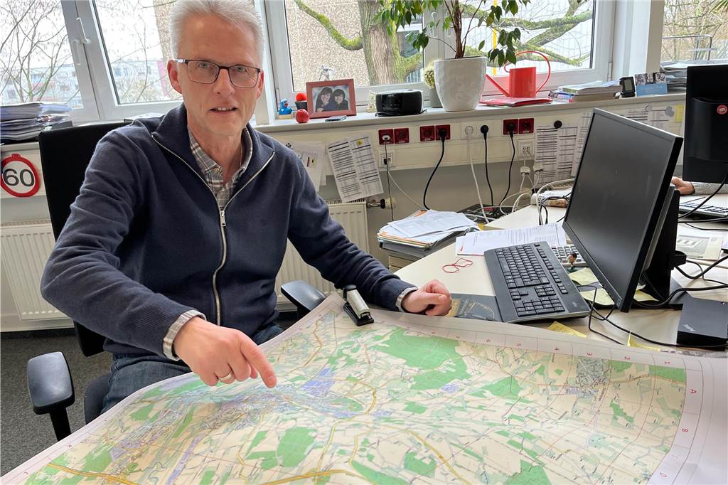 Warum tragen Wernes Straßen nicht die Namen von jüdischen Mitbürgern? Norbert Hölscher vom Kulturdezernat der Stadt zeigt auf einen Stadtplan von Werne.