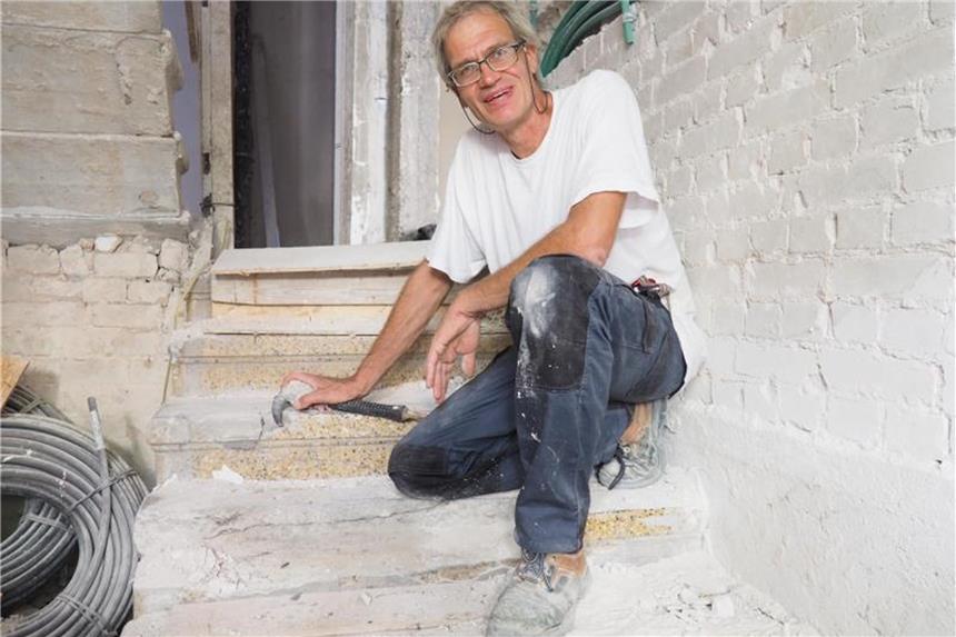 Norbert Hoepfer in Tel Aviv auf einer Treppe mit Terrazzo-Blockstufen in einem Wohnhaus vom Ende der 1920-er Jahre. Foto: Stefanie Järkel