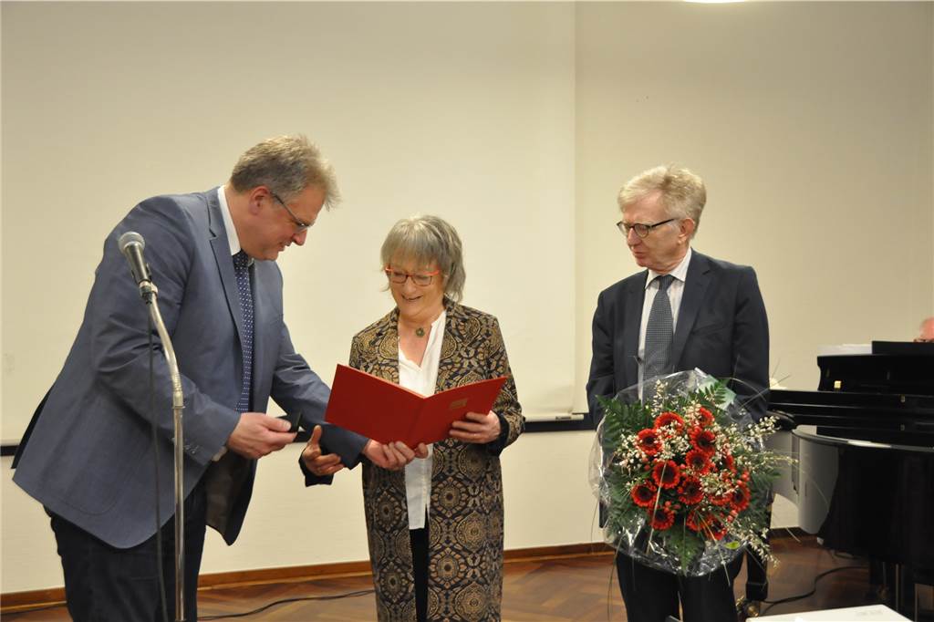 Norbert Janßen (v.l.) überreichte die Urkunde an Dr. Barbara Seibert. Dr. Dieter Wiefelspütz hatte die Blumen für die Preisträgerin dabei.