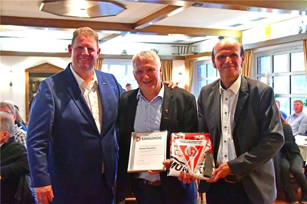 Ein letztes Mal die ganz große Bühne: Thomas Overmann tritt ab Norbert Krevert (r.), Vorsitzender des Fußballkreises Münster, überreichte Overmann die Ehrennadel des Verbandes in Silber.