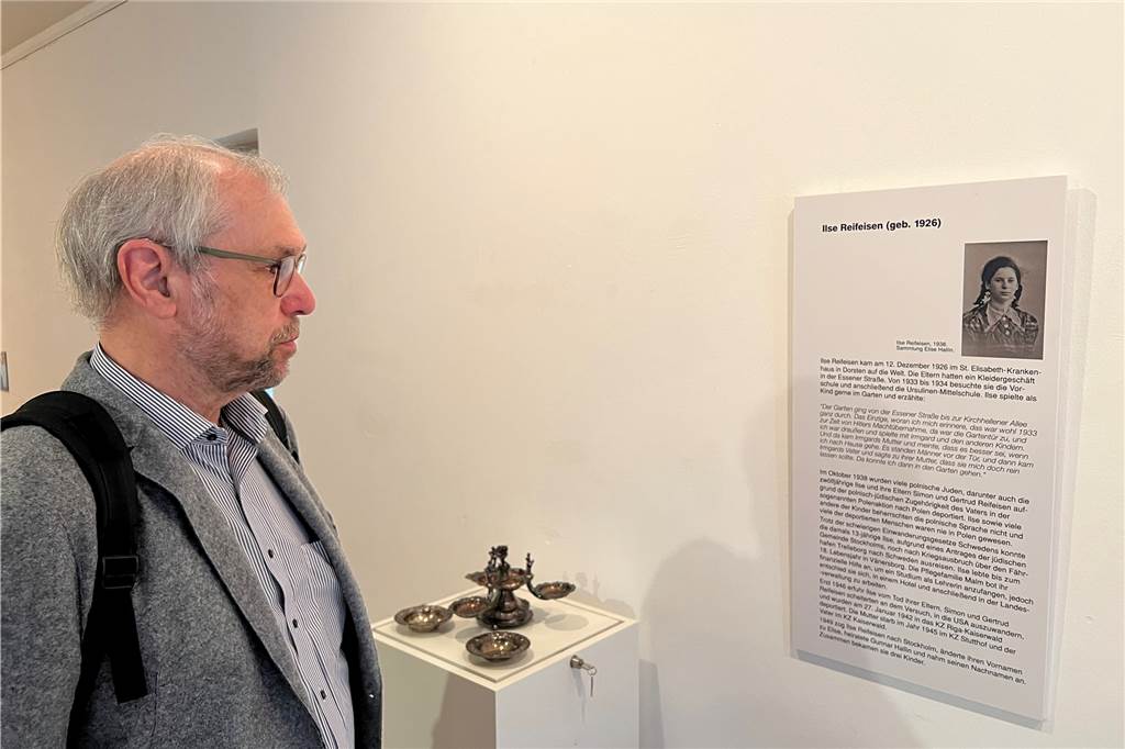 Dorstener Jüdin floh nach Schweden: Ausstellung erklärt Kindertransporte Norbert Reichling blickt auf ein Schild an der Wand, auf dem die Biographie von Ilse Reifeisen zu sehen ist.