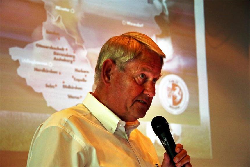 Norbert Reisener hat die Fußballer in einem offenen Brief zu Mäßigung aufgerufen. „Schon jetzt müssen unsere Referees Rote Karten zücken, die normalerweise für eine ganze Serie ausreichen“, schreibt er. 