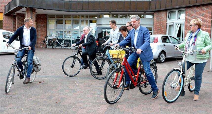SPD-Fraktionsvorsitzender des Landtags besuchte Schermbeck Norbert Römer (2.v.r.), SPD-Fraktionsvorsitzender im NRW-Landtag, radelte am Donnerstagnachmittag durch den Schermbecker Ortskern und ließ sich von Bürgermeister Mike Rexforth (l.) die anstehende Umsetzung des Spielraum- und Bewegungskonzepts erklären.