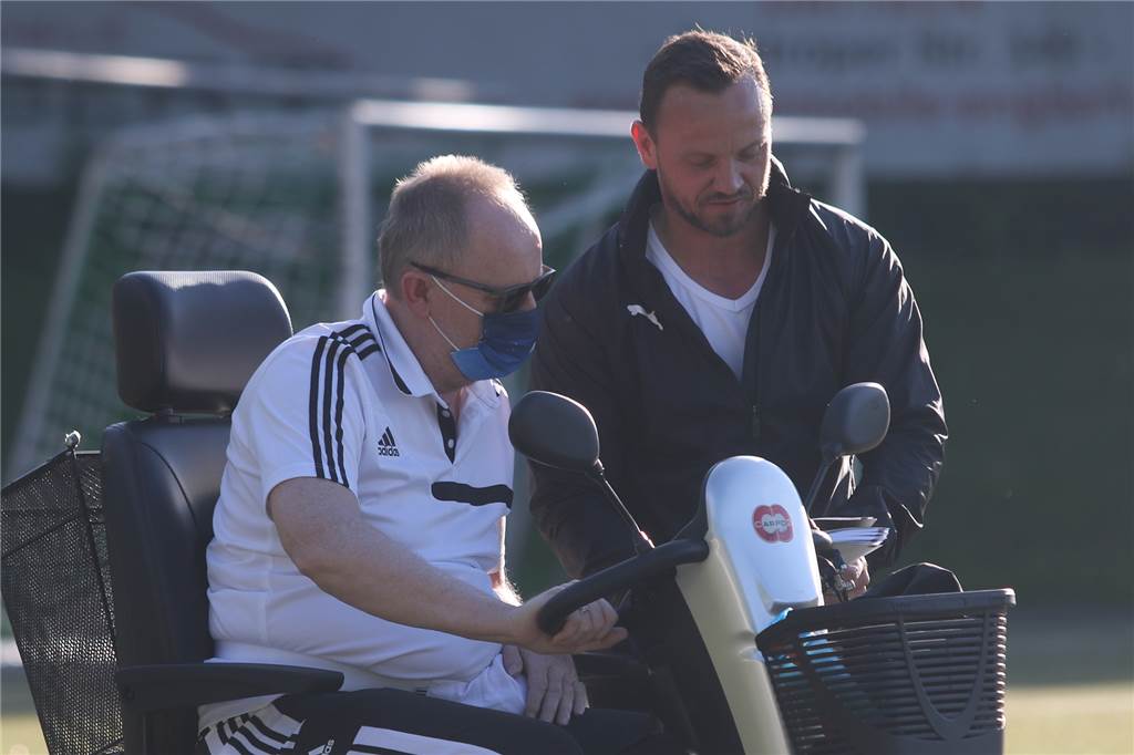 Norbert Sander tritt sofort als Sportliche Leiter beim SuS Olfen zurück: „Ich bin erleichtert“ Norbert Sander (l.) war an der Verlängerung mit Trainer Patrick Linnemann noch mitbeteiligt.
