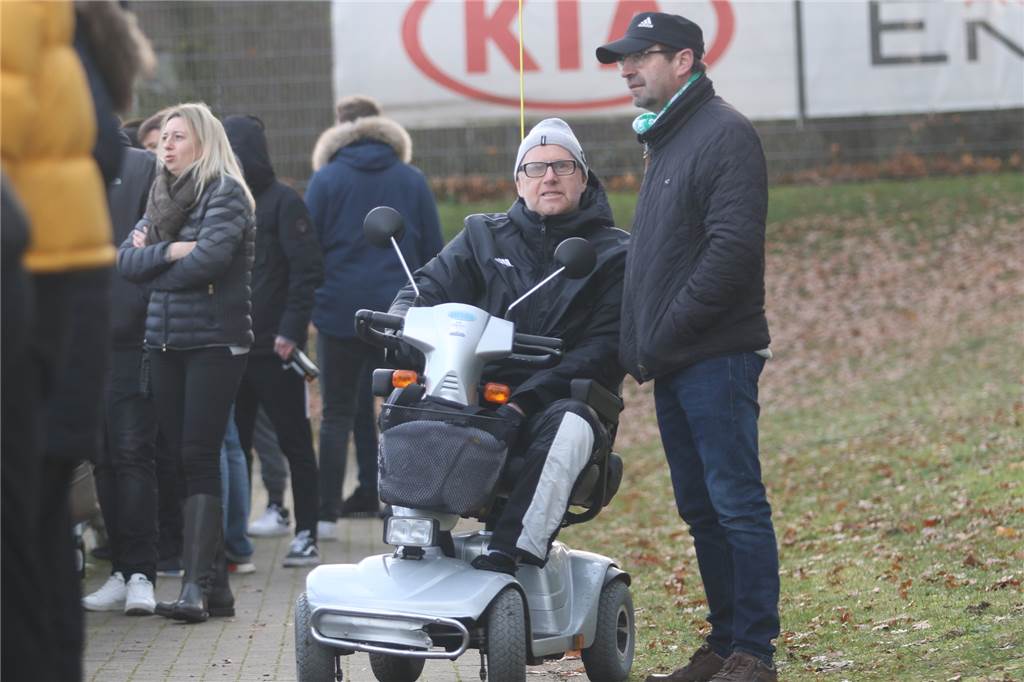 Wie sich Norbert Sander ins Leben zurückkämpfte - der SuS Olfen ist seine Lebensaufgabe Norbert Sander und U19-Trainer Wolfgang Rödiger arbeiten eng beeinander.
