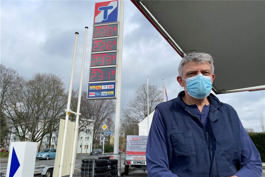 Norbert Schulte betreibt eine Tankstelle am Dollersweg in Dortmund-Wickede und kritisiert den von Bundesfinanzminister Christian Lindner vorgeschlagenen Tankrabatt.