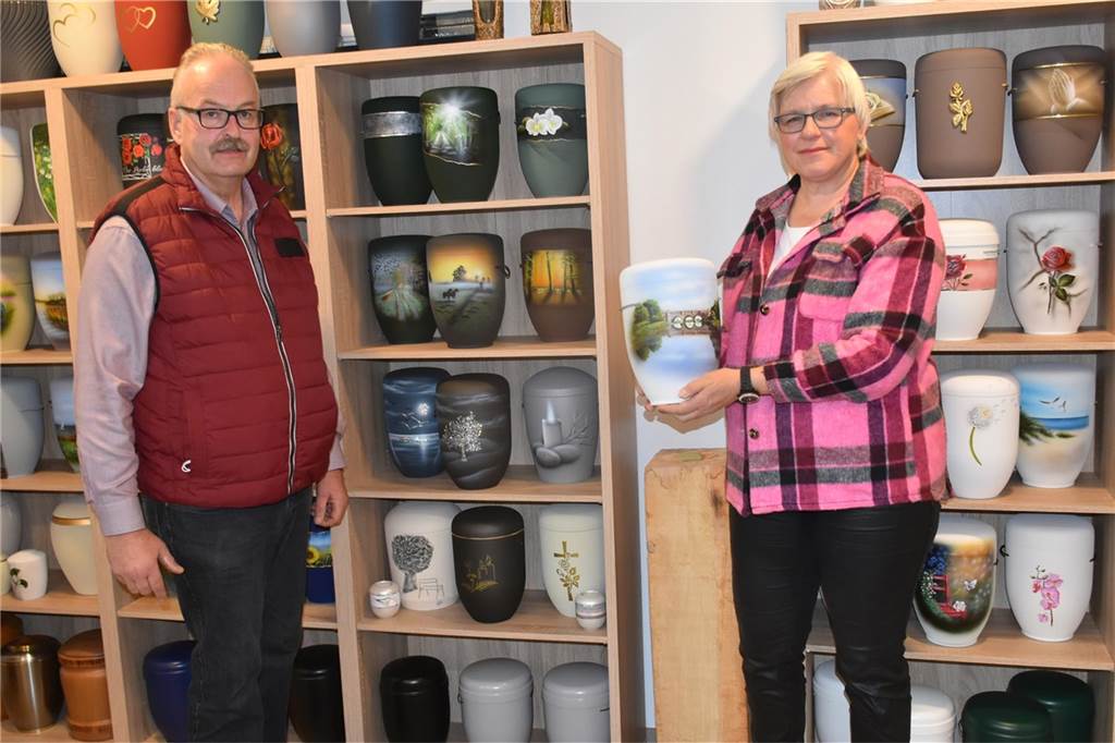Auch Sterben wird teurer: Immer mehr kümmern sich früh um Bestattung Norbert Trogemann und seine Frau Ute haben Urnen in den verschiedensten Varianten im Angebot. Die Mehrheit setzt inzwischen auf eine Feuerbestattung.