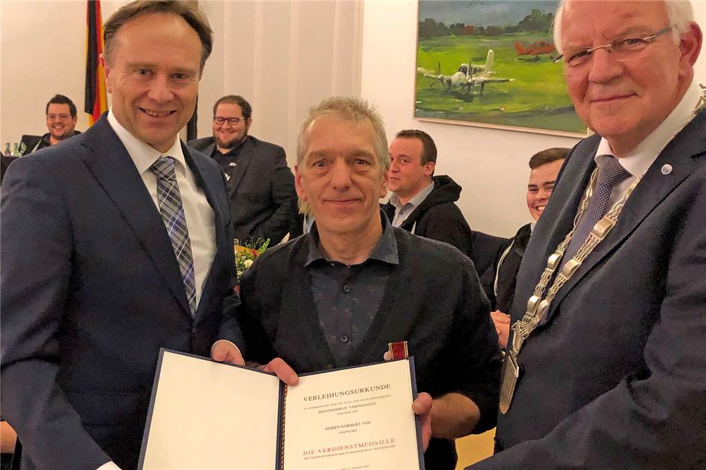 Stadtlohner Norbert Vos spricht mit dem Bundespräsidenten über Coronalage Norbert Vos (Mitte) ist im Januar 2020 mit der Verdienstmedaille des Verdienstordens der Bundesrepublik Deutschland ausgezeichnet worden. Landrat Dr. Kai Zwicker (l.) überreichte die Auszeichnung im Beisein des damaligen Bürgermeisters Helmut Könning (r.).