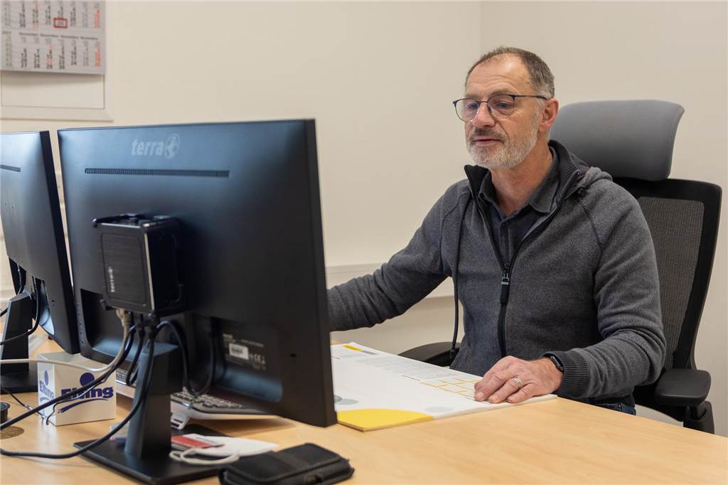 Umzug, Website und digitales Arbeiten: die Firma Norbert Weiß ist umgezogen Norbert Weiß an seinem neuen Arbeitsplatz.