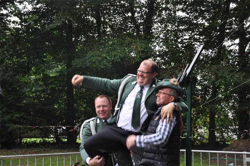 Norbert Wildenhues ist Jubiläums-Schützenkönig in Sabstätte Norbert Wildenhues (M.) ist der neue Schützenkönig in Sabstätte.